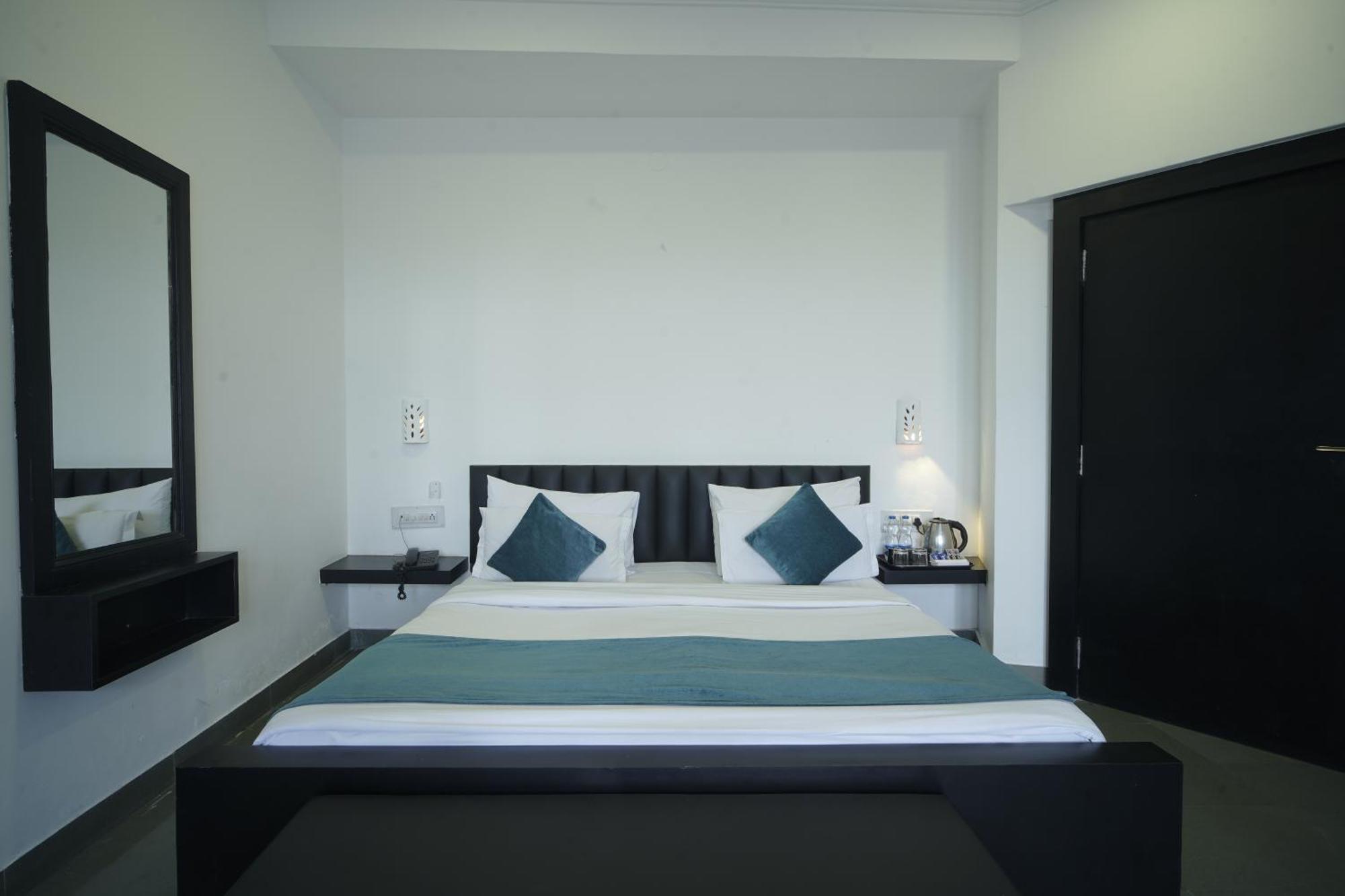 Hotel Udai Niwas By The Lake Udaipur Esterno foto